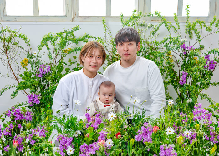 花に囲まれた家族写真