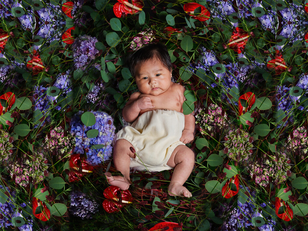 花に囲まれた赤ちゃん